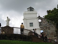 Puing Gereja St. Paul yang terletak dalam kota A' Fomosa, Melaka, dengan patung St. Francis Xavier dihadapannya.