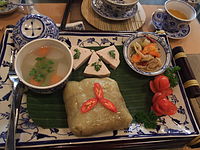 Bánh chưng disajikake karo chả lụa lan piring liyane