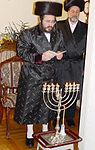 En rabbin med chanukka-stake.