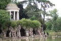 Gloriette de l'île de Reuilly construite en 1860 par Gabriel Davioud, sur le lac Daumesnil, au bois de Vincennes, à Paris.