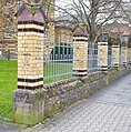 Kreuzdach-Decksteine als Bekrönung von historistischen Einfriedungspfeilern (Göttingen, Goßlerstraße)