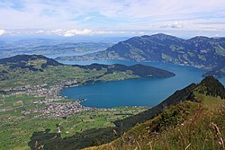 Nidwalden sijaitsee Vierwaldstätterseen etelärannalla, vasemmalla Buochs ja Ennetbürgen.