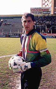 Pedro Catalano, el máximo ídolo del club y jugador récord del fútbol argentino con 333 partidos consecutivos jugados entre el 27 de junio de 1986 y 29 de noviembre de 1994, jugando para el Deportivo Español.