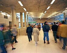 Foule découvrant la salle des billets de la station République durant la semaine ayant précédé l'ouverture de la ligne.