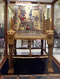 Le trône de Toutânkhamon ; 1336-1327 av. J.-C. ; bois recouvert de feuilles d'or, d'argent, de pierre semi-précieuse et d'autres pierres, de faïence, de verre et de bronze ; hauteur : 1 m ; Musée égyptien du Caire.