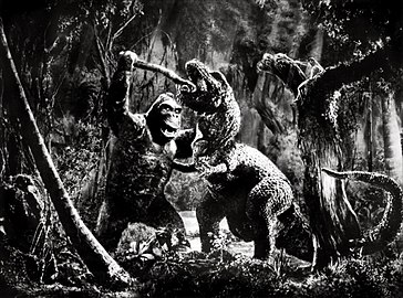 King Kong combattant un tyrannosaure. Photographie publicitaire du film américain King Kong (1933).