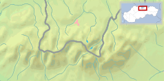 Mapa konturowa Tatr, blisko lewej krawiędzi znajduje się czarny trójkącik z opisem „Huciańska Grapa”