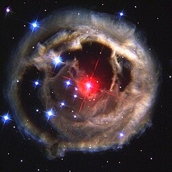 Aura de lumière dans les nuages de poussières autour de l’étoile V838 Monocerotis, devenant 600 000 fois plus lumineuse que le Soleil (janvier 2002). (définition réelle 1 651 × 1 651*)