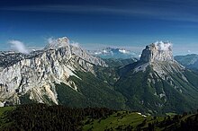 Des crêtes montagneuses sur la gauche et, à droite, un sommet isolé