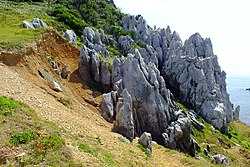 舞台となった神島のカルスト地形