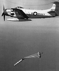 Largage d’une torpille aérienne Mk 44 depuis un bombardier Douglas AD-4B Skyraider