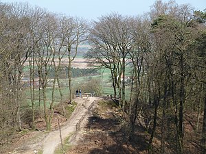 Zicht op lager gelegen uitkijkpunt, met uitzicht op vlak landschap in het Nederlands-Duitse grensgebied