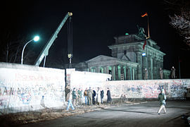 Beginnender Abbau der Mauer am 21. Dezember 1989, rechts die niedrigere Panzermauer