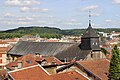 Toit d'une église parmi les autres toits de la ville.