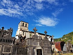 L'église Saint-Jean du Passet et son cimetière pittoresque bâtis sur un promontoire surplombant les gorges de la Durolle et la vallée des Usines.