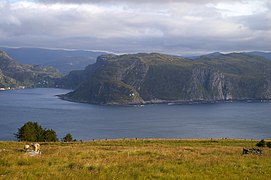 Looking south from Kvalheim towards Hendanes Lighthouse