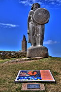 La tour d'Hercule et, au premier plan, la statue de Breogán.