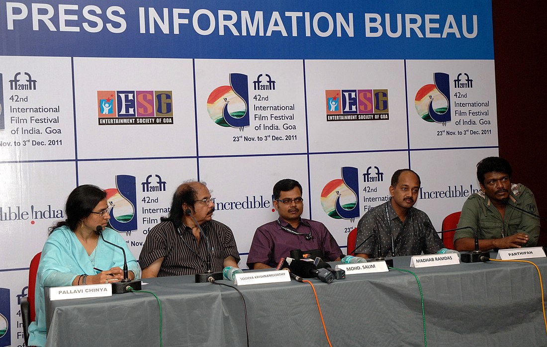 The Actor of the film “Melvilasom”, Parthipan addressing a press conference, during the 42nd International Film Festival of India (IFFI-2011), in Panaji, Goa. The Script Writer, Soorya Krishnamoorthy is also seen.jpg