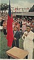 Tupua Tamasese Meaʻole & Malietoa Tanumafili II hijsen de vlag op onafhankelijkheidsdag, 1962