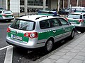 Streifenwagen VW Passat in alter grün-silberner Farbgebung (Heckansicht)