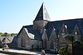 L'église et le calvaire.