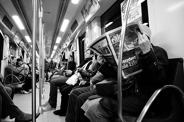 Варшавское метро 10 апреля 2010 года. В руках пассажира газета со статьей о гибели президента Польши в авиакатастрофе в Смоленске