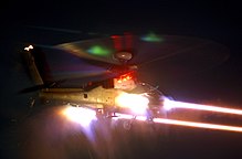 阿古斯特維斯特蘭「阿帕奇」攻擊直升機在夜間發射CRV7火箭彈的照片。