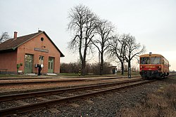 Bzmot motorkocsi a vonal Egyed-Rábacsanak vasútállomásán