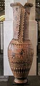 Loutrophore attribué au Peintre d'Analatos. H. 80 cm. Danse sur le col, procession de chars biges sur la panse. Louvre