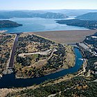 De Oroville Dam met daarachter het stuwmeer, Lake Oroville. (2005)