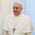 Papa Francesco in abito piano indossa la croce pettorale con catena