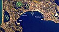 Immagine satellitare con il golfo di Pozzuoli. Nella parte bassa della foto, capo Miseno e l'antico porto della Classis Misenensis.