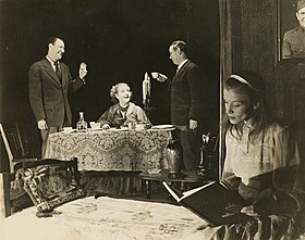 Anthony Ross, Laurette Taylor, :Eddie Dowling (en) et Julie Haydon jouant The Glass Menagerie à Broadway (mise en scène d'Eddie Dowling et Margo Jones, 1945).