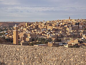 Ville basse de Ghardaïa (quartier Theniet El Mekhzene) et ksar de Melika en arrière plan.