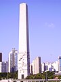 Obelisco e vista dos prédios da região.