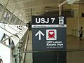 Papan tanda perhentian BRT USJ 7 timbul pertukaran ke Laluan Kelana Jaya Line akan datang.
