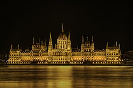 Le parlement illuminé.