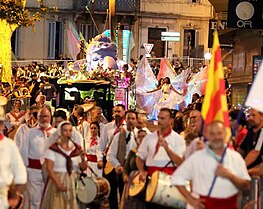 Fanfara dins un desfilat amb fòrça monde per la fèsta dau jaussemin