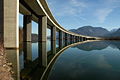 Brücke der Loiblpass-Straße über den Ferlacher Stausee, im Hintergrund der Matzenberg