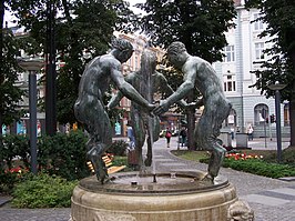 De fontein "Drie Faunen" voor het stadhuis