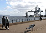 Küstenpromenade von Greenock mit dem Ocean Terminal im Hintergrund