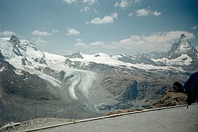 Vue des deux langues du glacier du Théodule entre le Cervin à droite et le Breithorn à gauche depuis le terminus du chemin de fer du Gornergrat au nord-est.