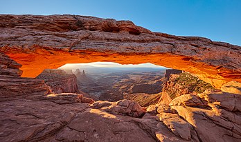 Mesa Arch, dans le parc national des Canyonlands (Utah), au lever du soleil. (définition réelle 8 648 × 5 114)