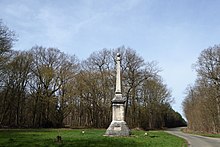 La pyramide du rond de France, délimitant les communes de Saint-Maixme-Hauterive, Châteauneuf-en-Thymerais et Saint-Jean-de-Rebervilliers.