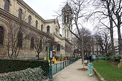 Le square Ozanam et l'église Notre-Dame-des-Champs de Paris.