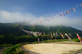 こいのぼりの川渡し