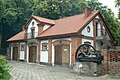 Budynek powozowni dworskiej (wozowni) z 1866 roku. Przed budynkiem znajduje się silnik gazowy z 1910 roku szwajcarskiej firmy "Societe Suisse pour la Construction de Locomotives et de Machines" - wchodzą one w skład Działu Techniki Rolniczej.