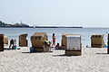 Strand in Eckernförde mit dem Kranzfelder-Hafen im Hintergrund