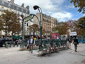 L'accès à la station côté ligne 6.