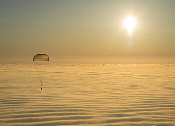 Le module de descente de Soyouz TMA-14M et son parachute, au-dessus des nuages de la steppe kazakhe, avant son atterrissage, le 12 mars 2015. (définition réelle 3 939 × 2 844)
